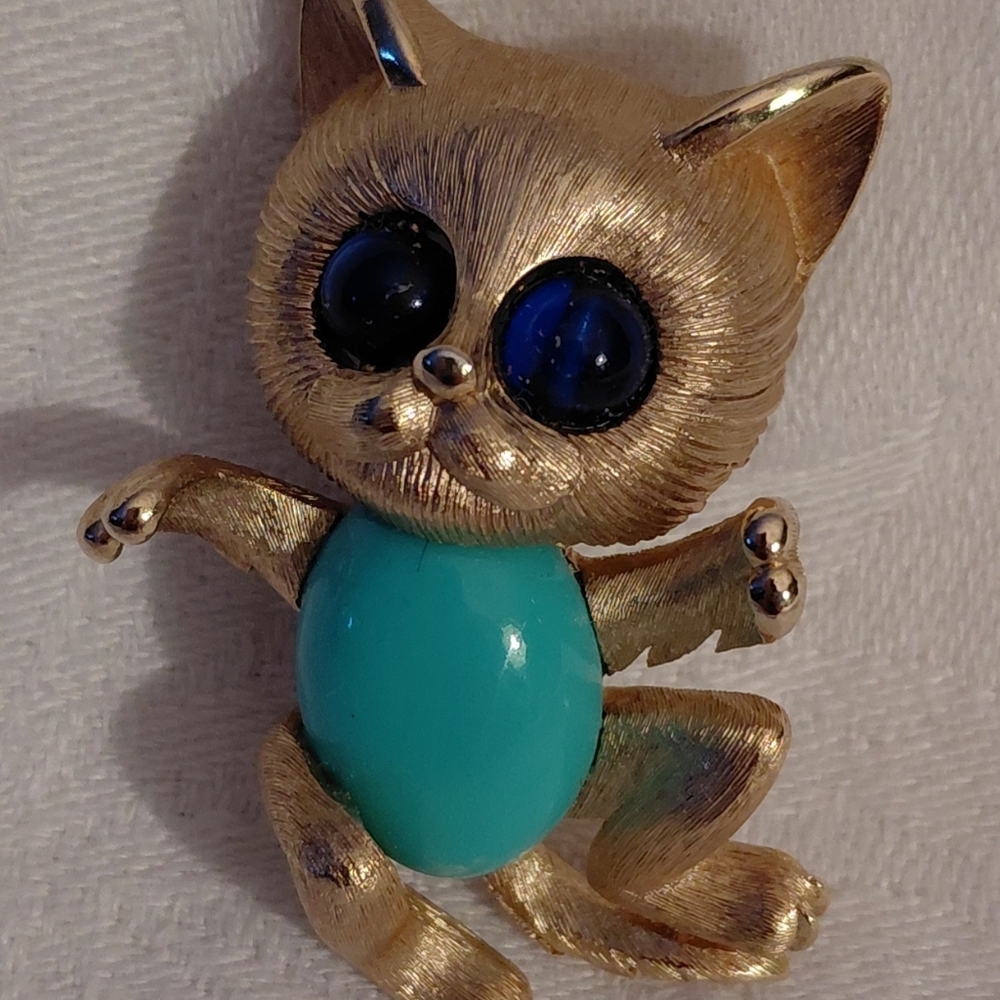 Vintage Trifari Jelly Belly Cat